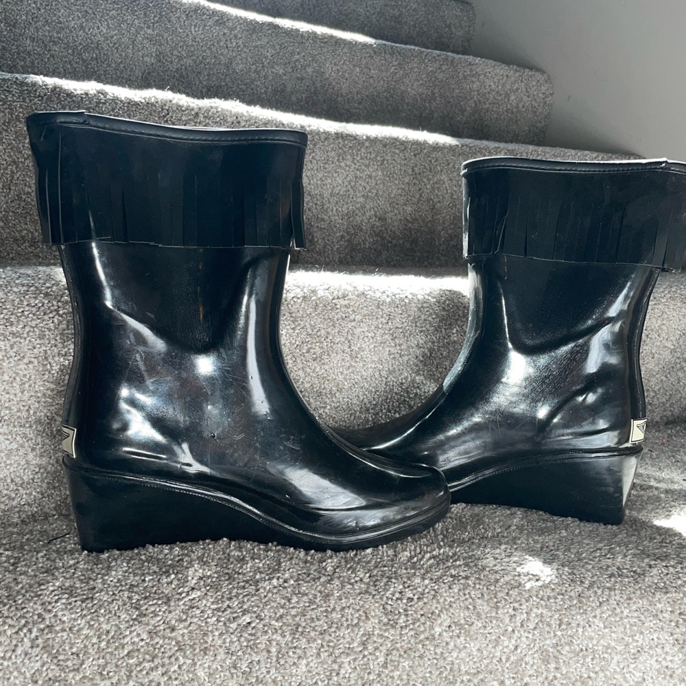 Wedge black rain boots